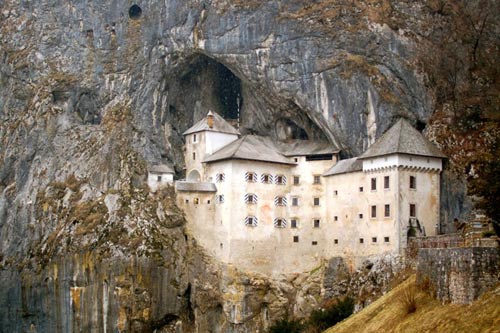 Lâu đài cổ bên hang động tuyệt đẹp ở Slovenia - 1