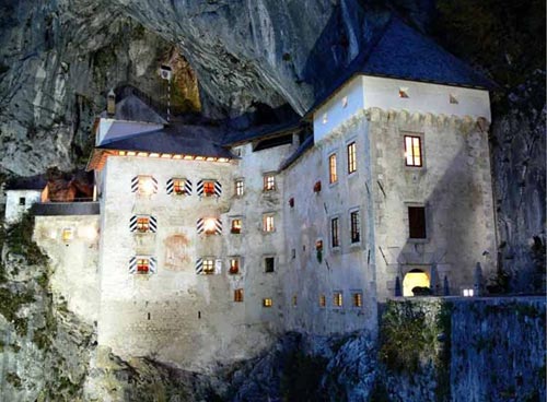Lâu đài cổ bên hang động tuyệt đẹp ở Slovenia - 2