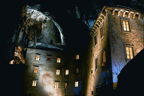 Lâu đài cổ bên hang động tuyệt đẹp ở Slovenia - 3